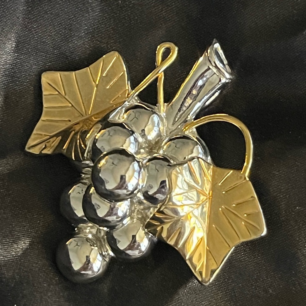 MJ (Marie Jennifer) Vintage Signed Large Grapes & Leaves Brooch/Pendant. P